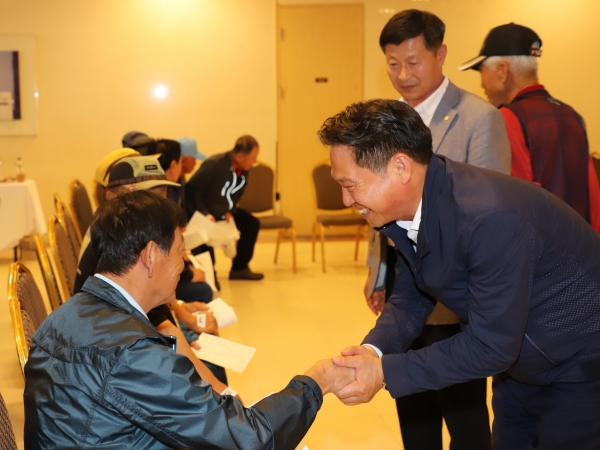 조소행 충남농협본부장이 배방농협 농업인행복버스 진료장을 찾아 농업인들의 건강과 안부를 챙기고 있다.