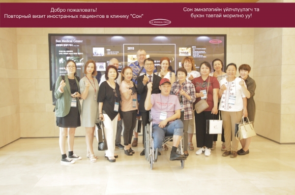 이규은 선병원 경영총괄원장(둘째줄 오른쪽 4번째)와 방문단이 유성선병원에서 기념촬영을 하고 있다