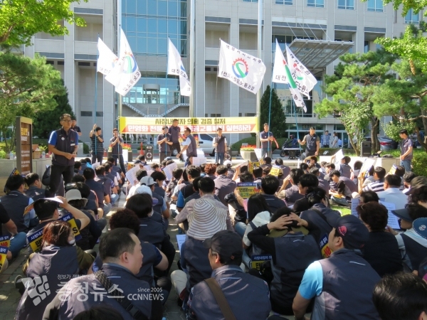 대전도시철도공사 노조들이 19일 대전시청 북문 앞에서 김경철 대전도시철도공사 사장 내정자의 임명반대를 골자로 한 집회를 열고 대전시의회의 철저한 검증을 요구하고 있다.