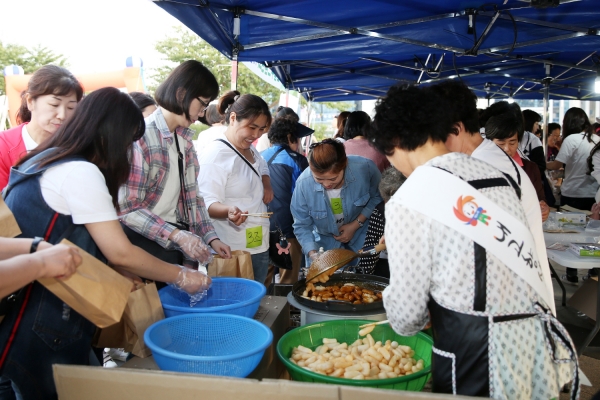 19일 서산중앙호수공원 광장에서 열린 로컬푸드 품평회에서 서산시 민간어린이집 보육교직원들이 지역 농특산물로 만든 음식을 시식하고 있다.