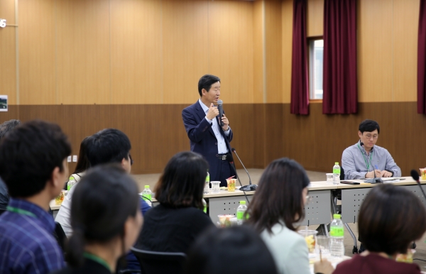 이창재 한국산림복지진흥원장이 20일 경북 영주시 봉현면 국립산림치유원에서 열린 '제1회 찾아가는 원장실'에서 마무리 말을 하고 있다