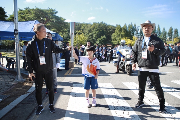 23일 천안에서 ‘제100회 전국체전’의 성공 개최를 기원하는 성화봉송 진행