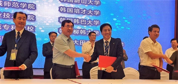 김선재(왼쪽 두 번째) 배재대 총장이 20일 ‘제2회 염성해외고급인재연회 고급인재협력상담회’에 참석한 뒤 염성사범대학과 학생‧교수진 교류 협약 체결