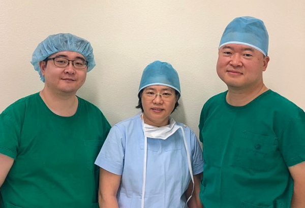 좌측부터 외과 이목원 전공의, 설지영 교수, 박준범 교수