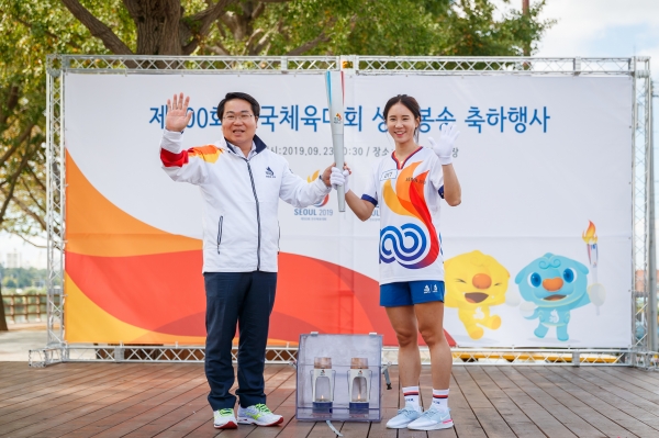 성화 채화를 끝낸 오세현 아산시장이 첫 봉송 주자 노하나(아산시청 하키팀) 선수와 함께 기념촬영하고 있다.