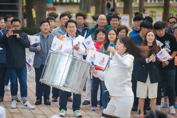 오세현 아산시장이 시민들과 함께 은행나무길에서 열린 성황봉송 행사 사전공연을 관람하고 있다.