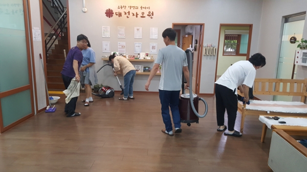 한밭대 교직원 봉사단체 ‘도드리 봉사단’이 대전자모원을 찾아 실내청소를 하고 있다.