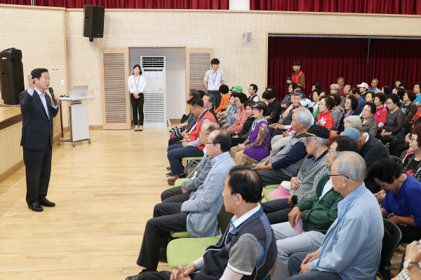 장종태 서구청장이 지난 20일 유등노인복지관에서 100명의 수강생이 참석한 가운데 열린 ‘소중하고 가치 있는 Ending 웰다잉’ 종강식에서 인사말을 하고 있다
