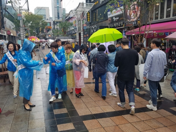 금산군바르게살기협의회 -부산에서 홍보 활동 모습