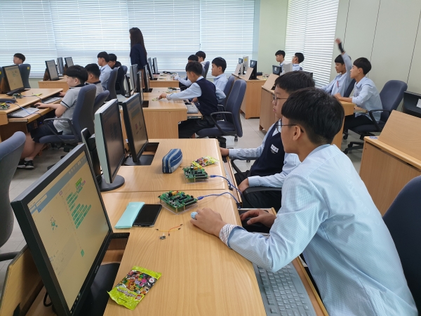 정보 인재를 양성하고자, 특색사업 『스티브잡스 따라잡기』 운영