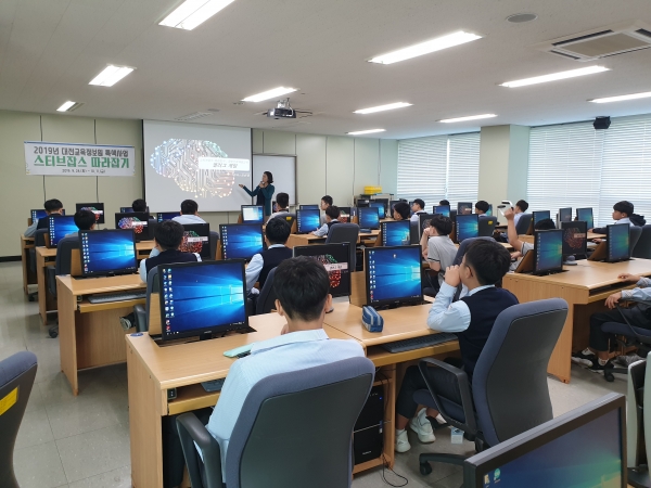 정보 인재를 양성하고자 특색사업 『스티브잡스 따라잡기』 운영
