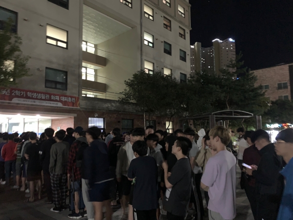 학생생활관 야간 화재대피 훈련 실시 모습