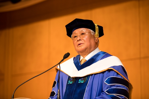 김수연 목사에게 ‘제1호 명예박사’ 학위 수여