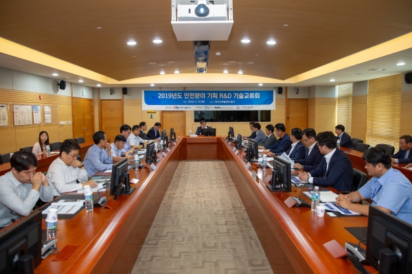 한국서부발전 김경재 기술본부장(가운데)이 중소연구기업 관계자들을 초청하여 『2019년 안전 분야 기획 R&D 기술교류회』를 진행하고 있다.