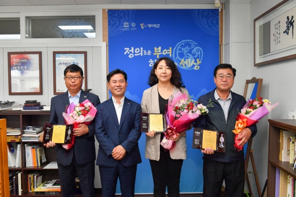 초대 군의원 등 3명에 유공자 표창 전수