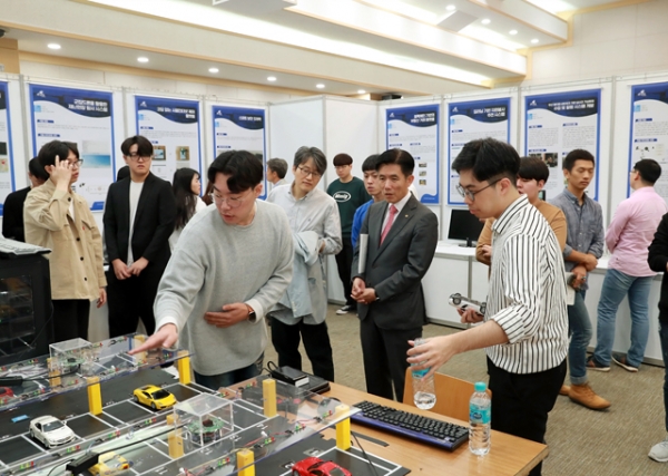 ‘제12회 창의적 종합설계경진대회’ 참가학생이 ‘360〫  카메라를 활용한 지능형 주차관제 시스템’ 설명 모습