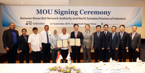 김상균 이사장(왼쪽 7번째)과 인도네시아 북수마트라주 에디 라흐마야디 주지사(왼쪽6번째)가 26일(목) 서울에서 양해각서를 체결하고 메단 광역 경전철 사업의 개발 등에 상호 협력하기로 했다