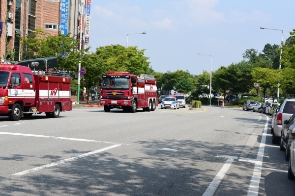 계룡소방서 소방차 길 터주기 훈련 모습