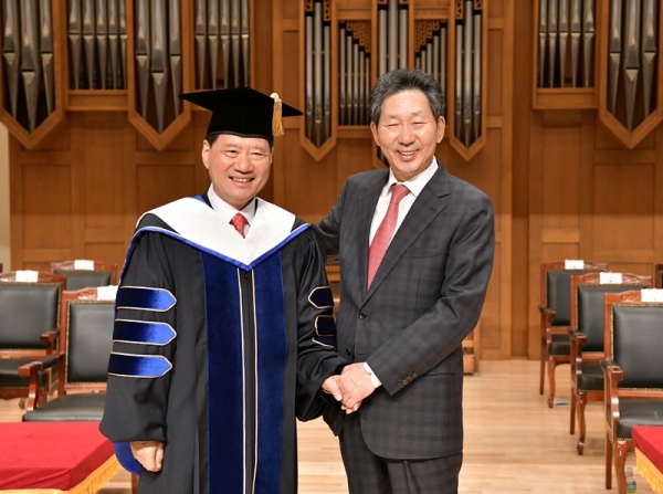 단국대 총장 이취임식(왼쪽부터  김수복 신임총장, 장호성 前 총장)