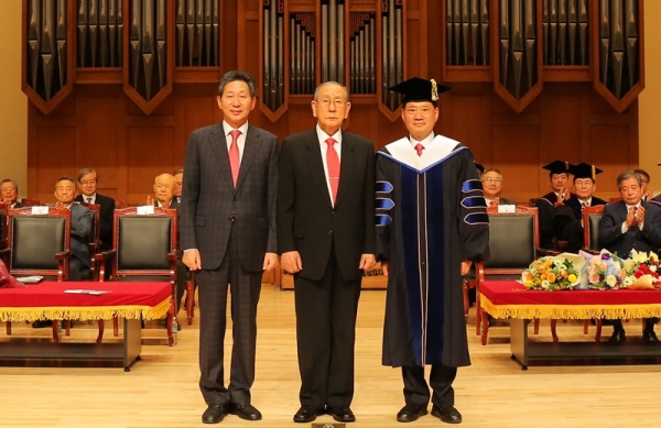단국대 총장이취임식 기념사진(왼쪽부터 장호성 前총장, 장충식 이사장, 김수복 신임 총장).