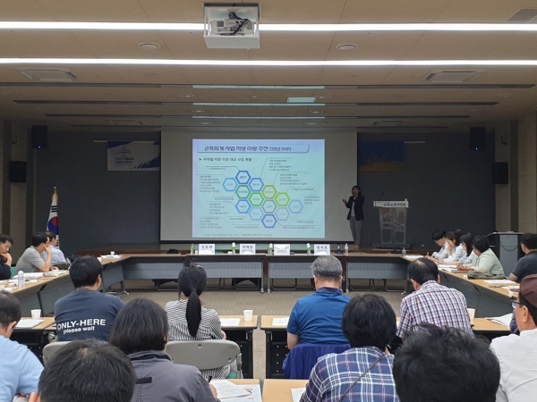 26일 열린 마을만들기지방정부협의회 마을만들기와 균형발전에 대한 토론회 둘째날 자치분권시대의 농촌마을정책방향으로 한국농촌경제연구원 송미령 본부장 특강 모습