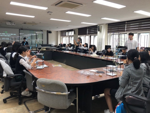 청란여자중학교 학생들이 건축공학과 내진구조 및 내진설계 체험 프로그램에 참여해 실습하고 있다