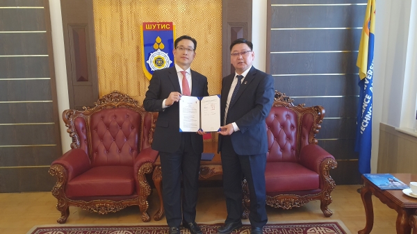 남서울대 대외국제교류처장 윤태훈 교수(왼쪽)와 몽골국립과학기술대학교 바타르 어치르바트 총장(오른쪽)가 기념촬영을 하고있다