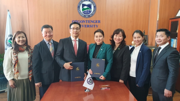 남서울대 대외국제교류처장 윤태훈 교수(왼쪽에서 세번째)와 몽골 어트겅텡게르대 남스래잡 엥흐자야(오른쪽에서 네번째)가 기념촬영을 하고있다