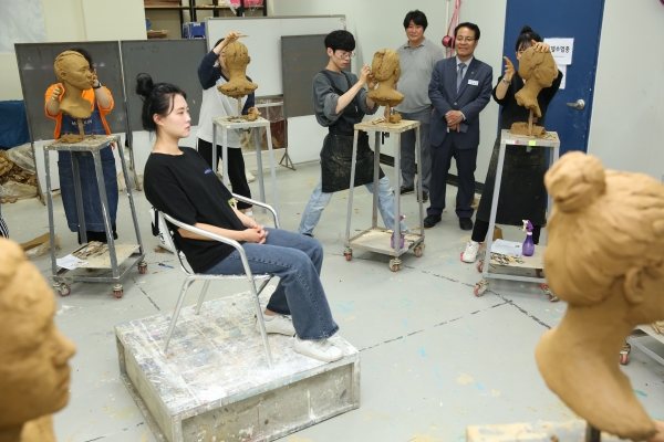 실기시험 보는 학생들을 둘러보고 있는 이덕훈 총장