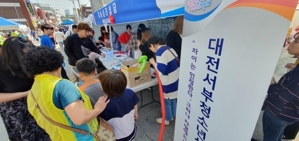 도마달 그림마을 축제에서 미술심리상담을 하고 있는 심리상담학과 학생들