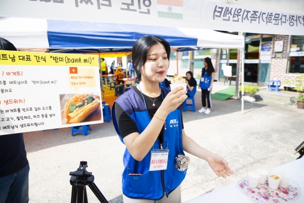 도마달 그림마을 축제에서 베트남 반미 샌드위치를 먹고 있는 학생
