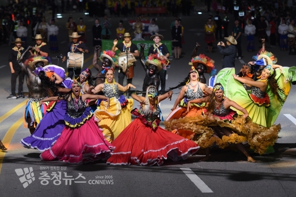 흥타령춤축제 거리댄스퍼레이드 공연 모습