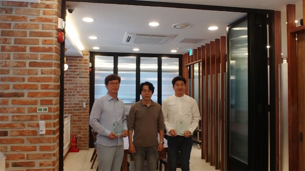 대전마케팅공사 직원, 은행동상점가 상인회로부터 감사패 받아