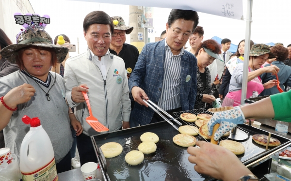 28일 대동하늘공원 일원에서 열린 대동골목축제에서 황인호 동구청장과 허태정 대전시장이 호떡을 직접 만들어보고 있다