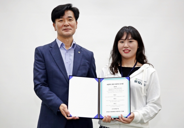 로컬프렌즈 3기 대표와 aT 정성남 유통이사(좌)