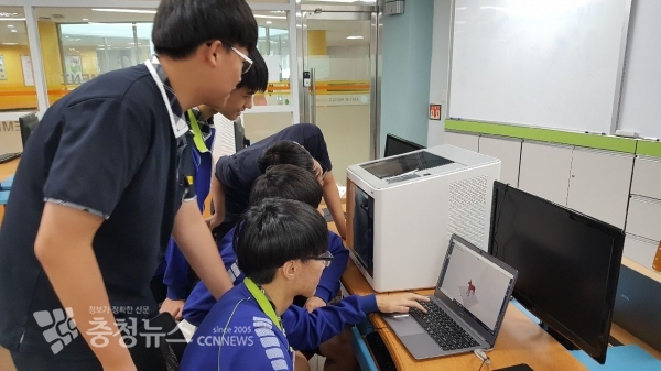 3D 프린터를 이용해 세종시 학교에서 수업이 이뤄지고 있는 장면