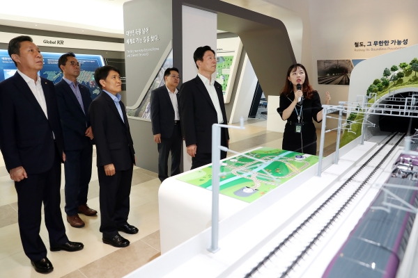 홍보관 철도 건설과정 영상