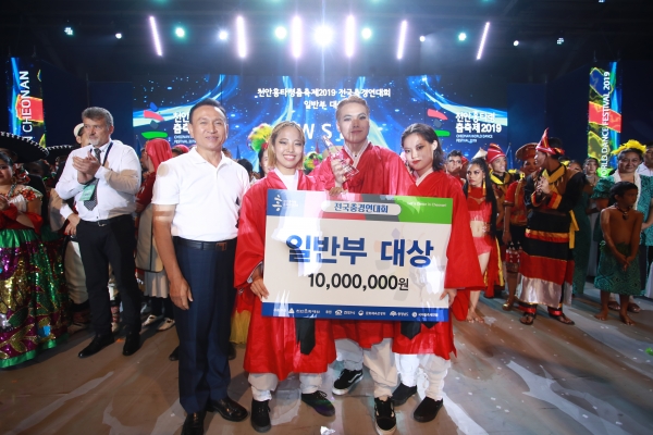 29일 열린 ‘천안흥타령춤축제2019’ 일반부 시상식에서 우송정보대학 글로벌시용예술학부 소속 더블유에스디(WSD) 팀이 대상을 받아 구본영 시장과 기념사진을 찍고 있다.