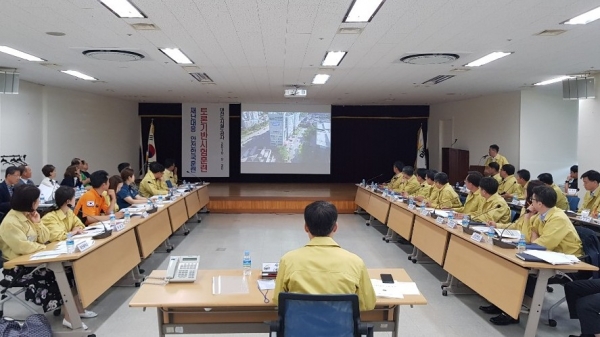 도시철도 사고대응 안전한국훈련 토론에 참여한 유관기관 관계자들이 드론으로 촬영한 사고지역을 살펴보고 있다.