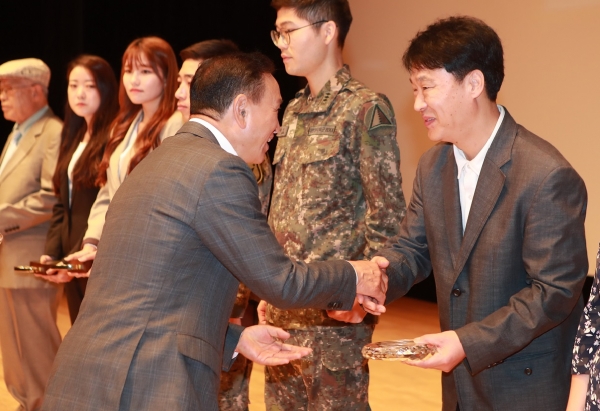 우상모씨 전통명인 지정서 및 지정패 전달