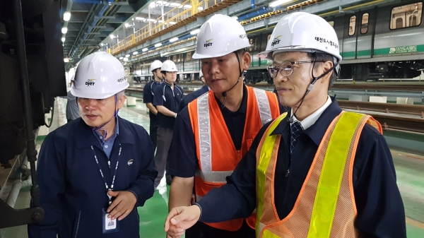 △ 취임행사를 생략한 도시철도 8대 김경철사장이 취임일 차량기지 전동차 점검 현장을 살피고 있다.