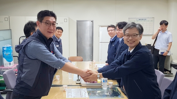 △ 1일 취임한 도시철도공사 김경철사장(오른쪽)인이 노동조합을 찾아 노재준 위원장(왼쪽)과 악수를 하고 있다.