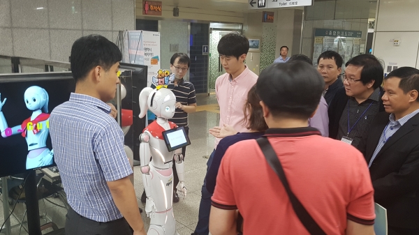 정부청사역 펀스테이션을 견학하고 있는 충남대 베트남 공무원 연수생.