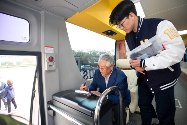 김수연 목사, 남서울대 학생들에게 책에 싸인을 해줌