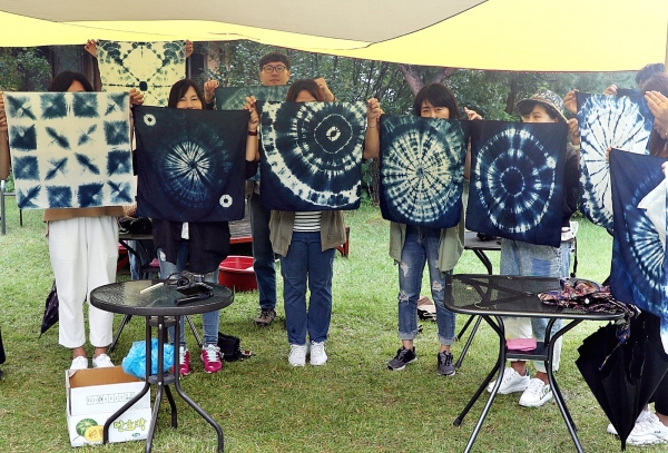 팸투어 참석자들이 손수건 염색체험 후 직접 염색한 작품을 들어보이고 있다