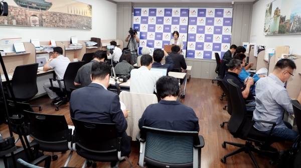 이종신 문화예술과장,  2일 정례브리핑 모습