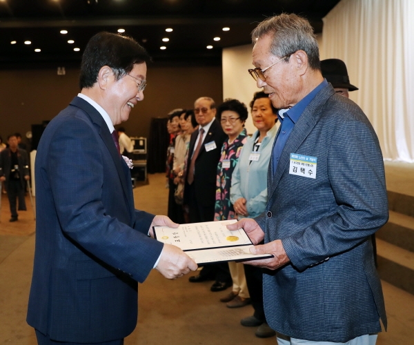 지난 2일 탄방동 더 오페라웨딩 컨벤션에서 열린 노인의 날 기념식에서 유공자 표창 모습