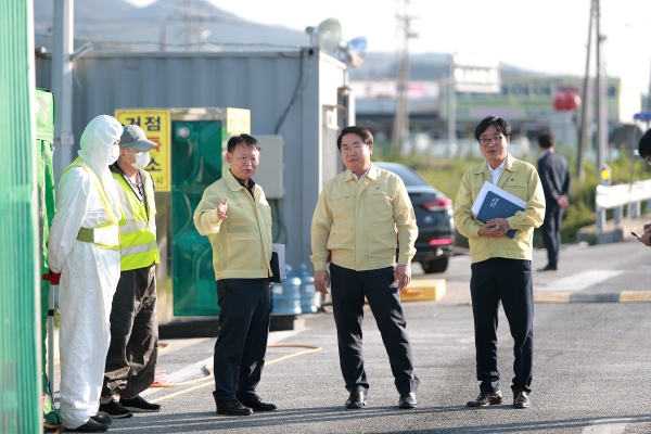 오세현 아산시장이 도고면 효자리 거점소독시설을 현장점검하고 있다.