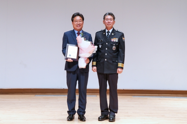 충청지방경찰청 감사패 전달(사진 왼쪽 김홍장 시장 오른쪽 당진경찰서장).