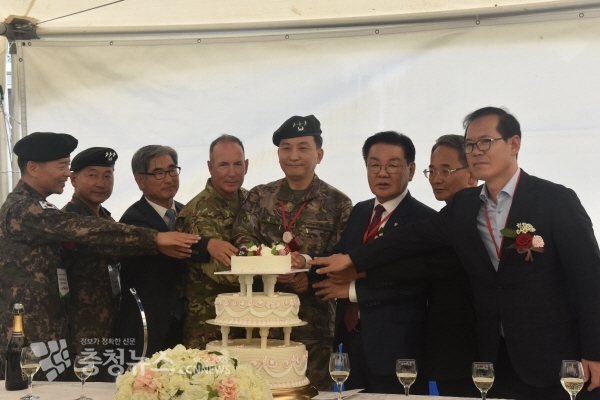 왼쪽부터 허강수 지상군페스티벌 기획단장, 박주경 군수사령관, 김용현 육군협회연구소장, 미8군 지원부사령관 소장, 김승겸 육군참모차장, 최홍묵 계룡시장, 박춘엽 계룡시의회 의장